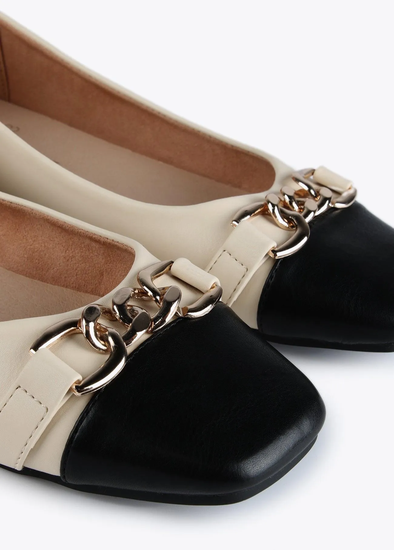 Flat ballerinas with chains
