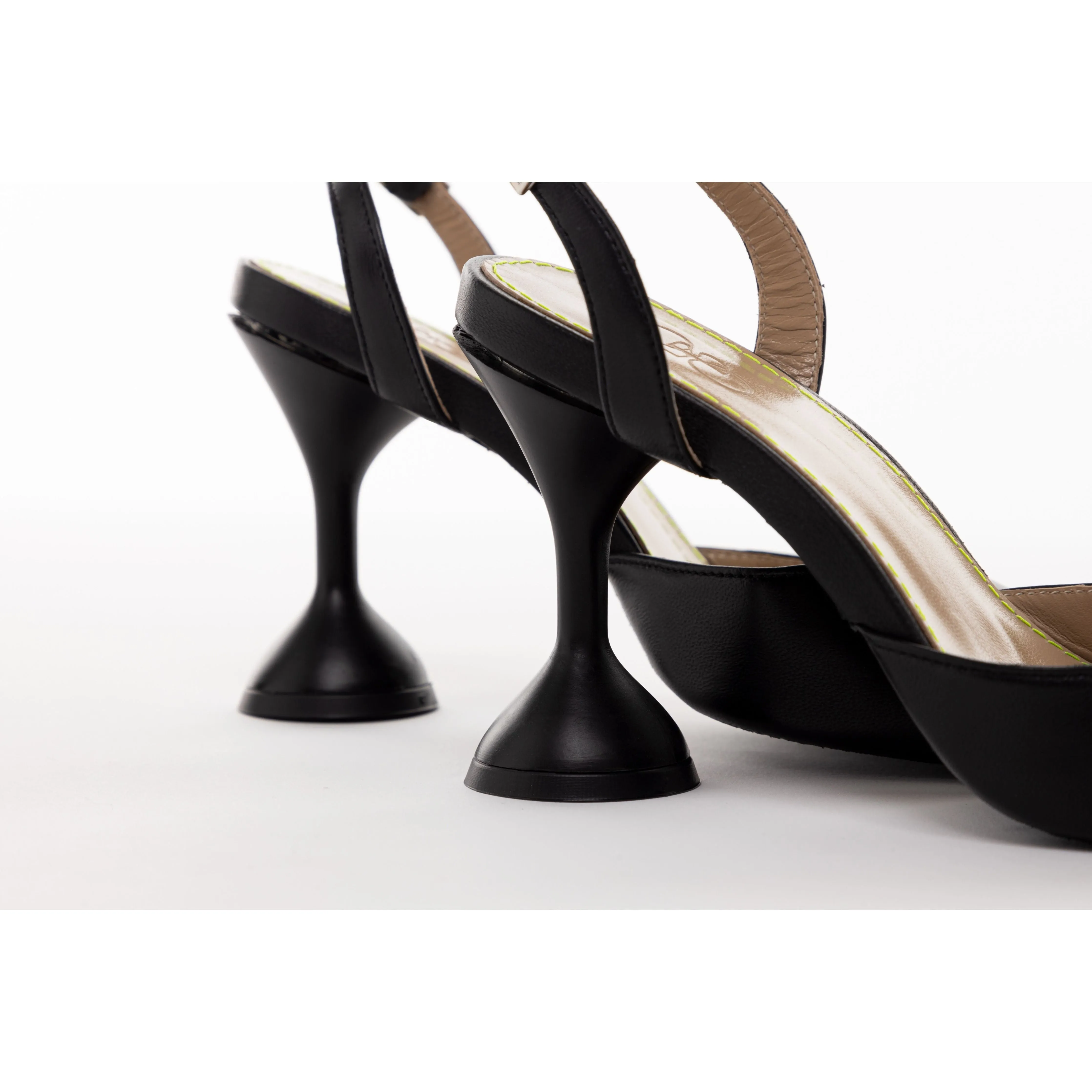 Praia Pump in Black
