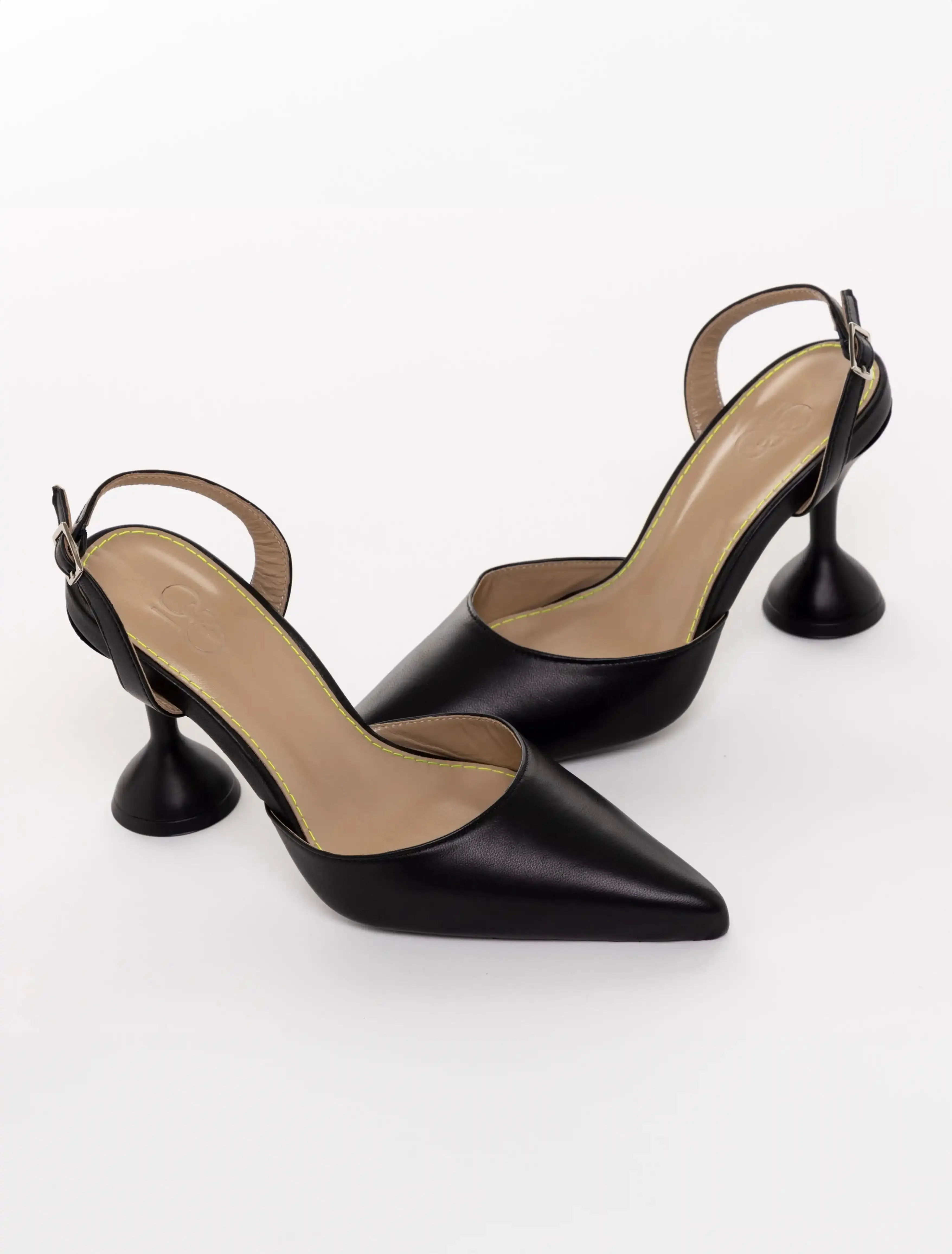 Praia Pump in Black