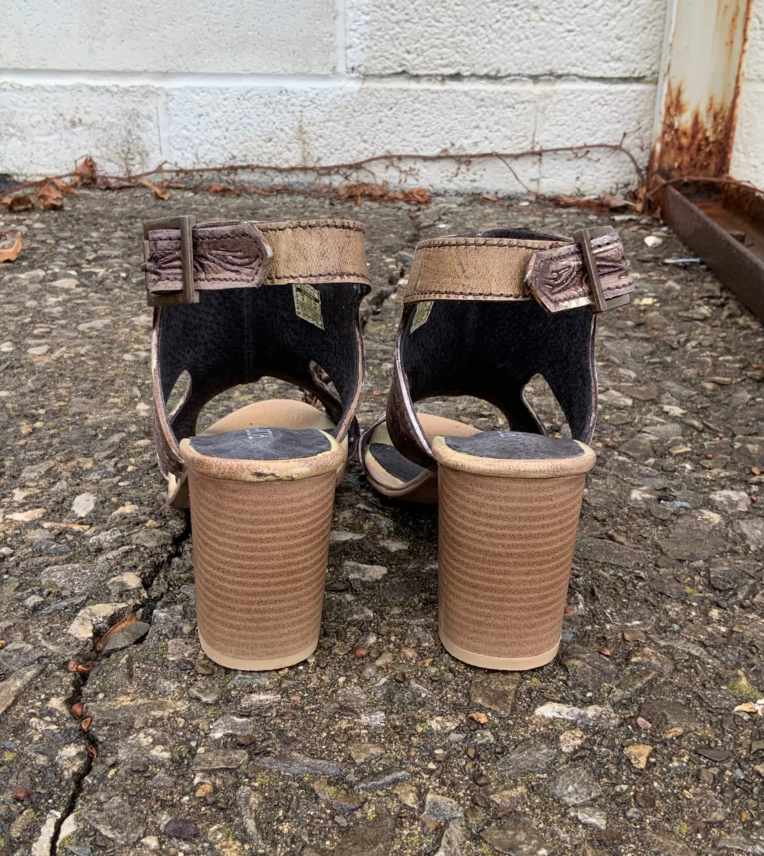 Roper Women's Vintage Beige Tooled Leather Open Toe Sanded Sandal 0946-3064