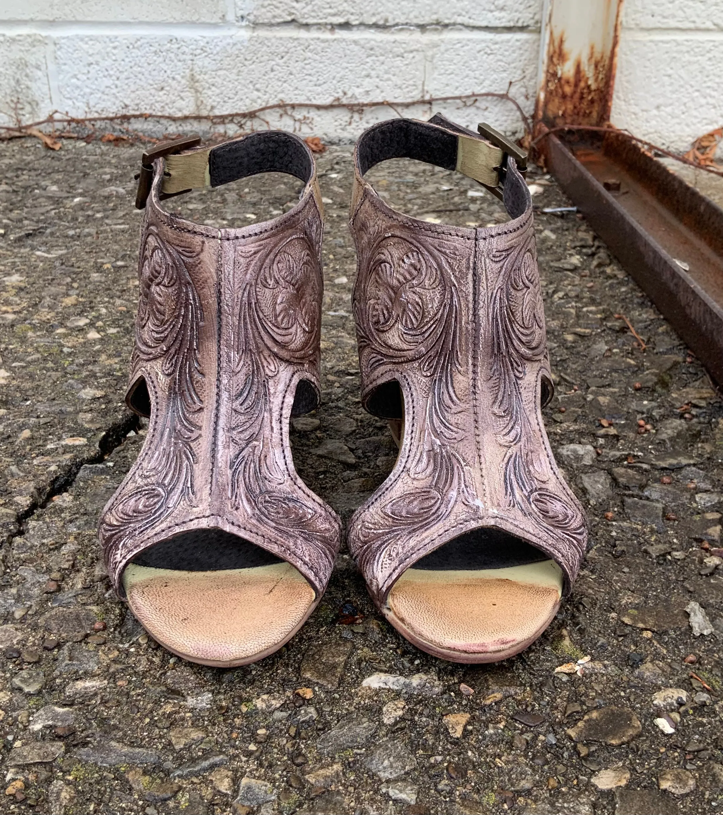 Roper Women's Vintage Beige Tooled Leather Open Toe Sanded Sandal 0946-3064